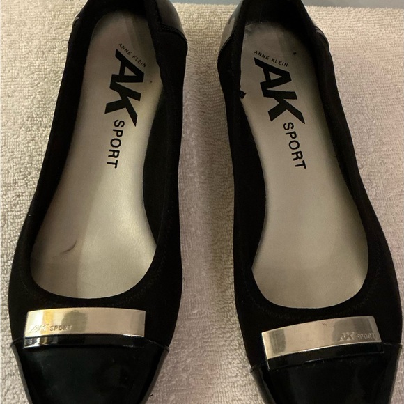 Anne Klein Black Loafers with Gold Metallic Trim - Picture 1 of 7